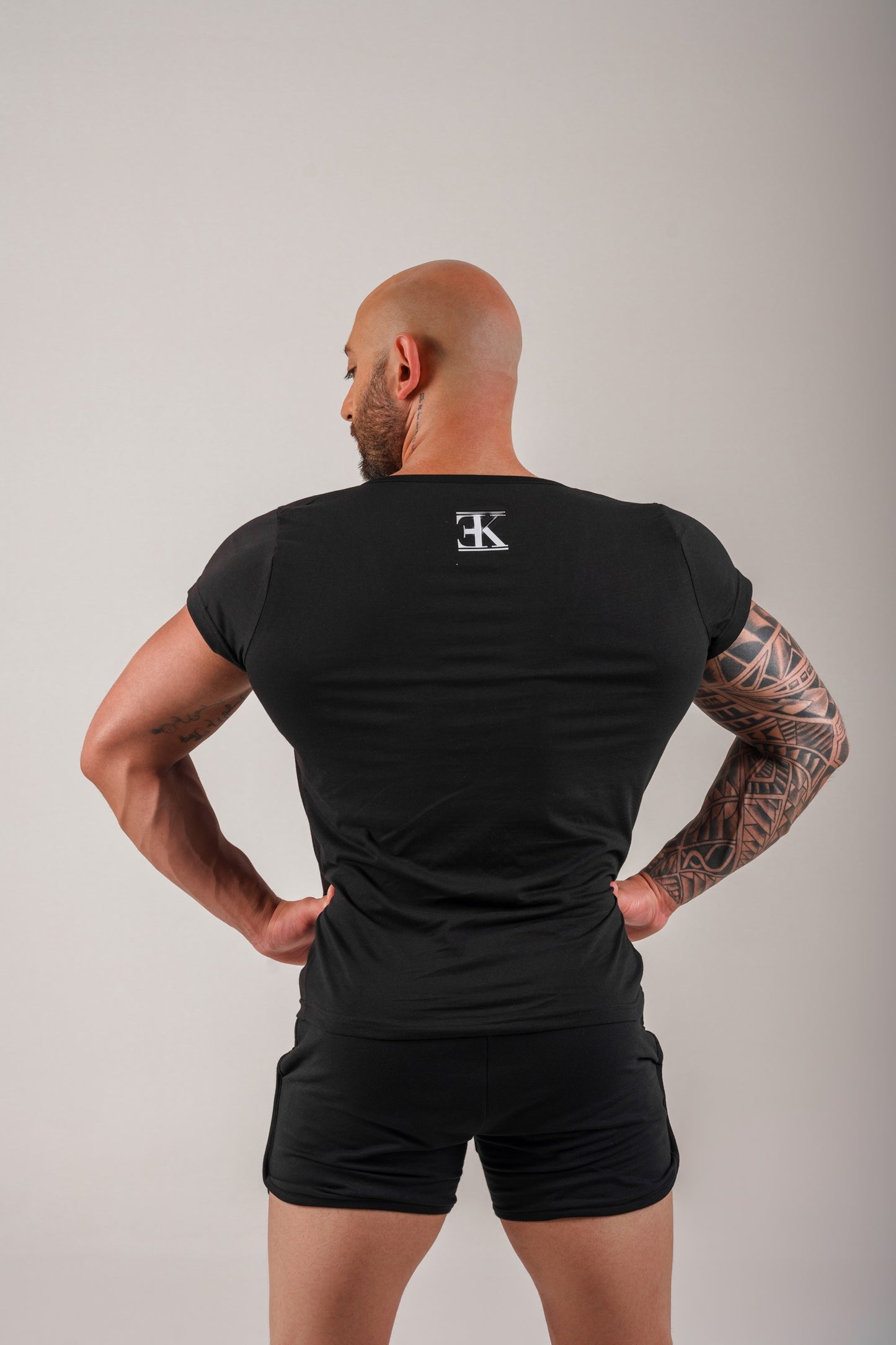 Tiefes V-Neck Shirt - Athletic Fit in Weiß & Schwarz