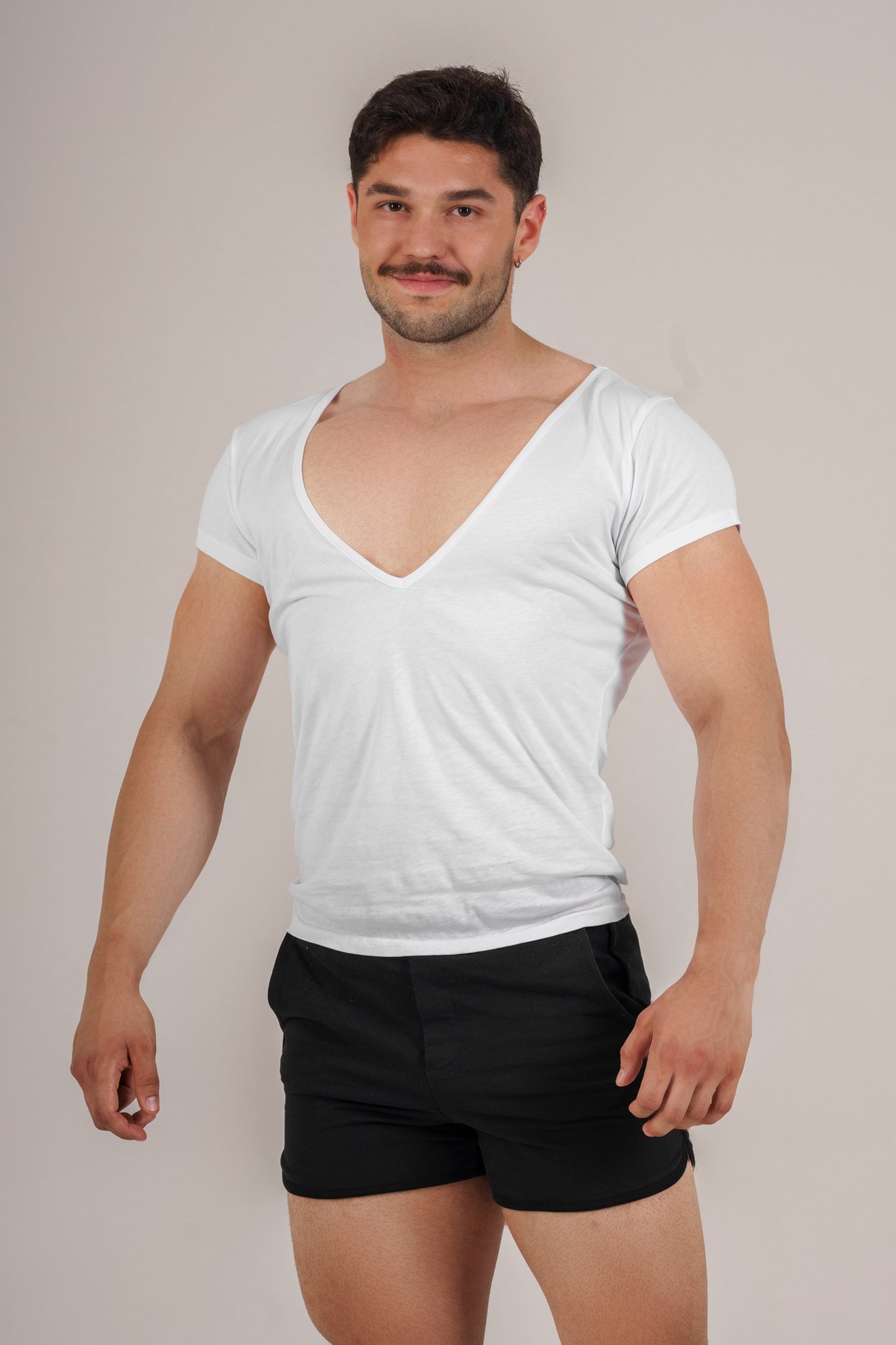 Tiefes V-Neck Shirt - Athletic Fit in Weiß & Schwarz